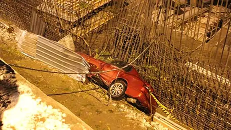 Субару упал в котлован строящейся станции метро в Алматы (фото)