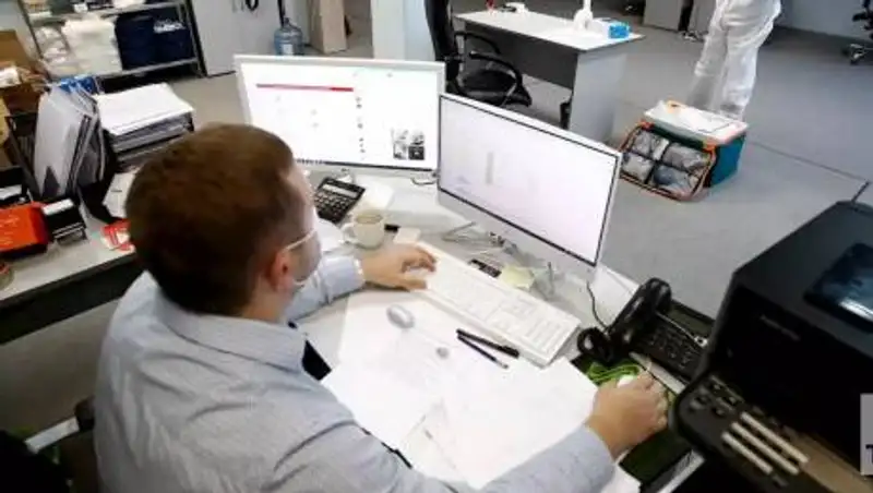 Заболевший COVID-19 сотрудник может заразить 60-90% коллег в закрытом помещении - эксперт