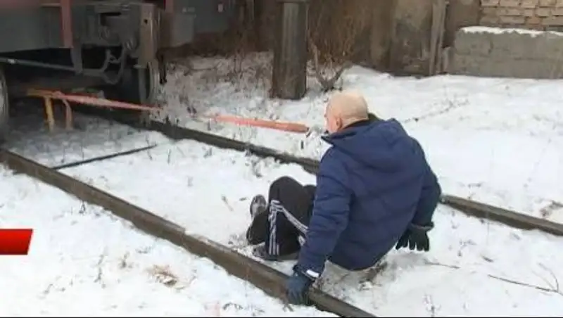 Алматинец протащил зубами 26-тонный вагон