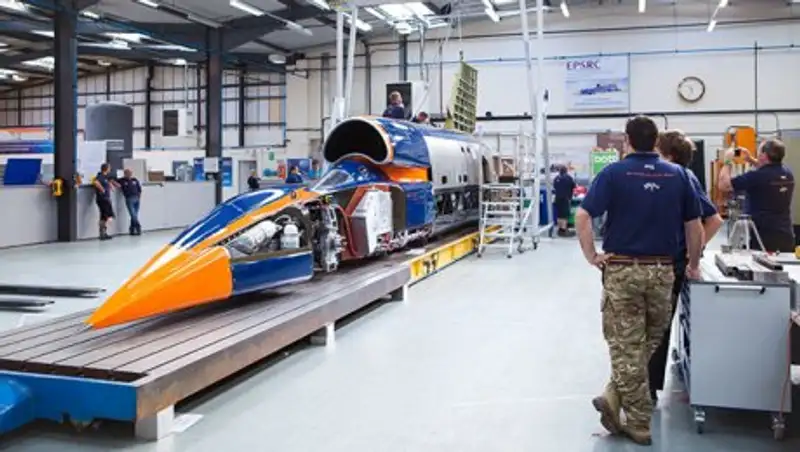 Рекордный заезд «наземной ракеты» отложили на год