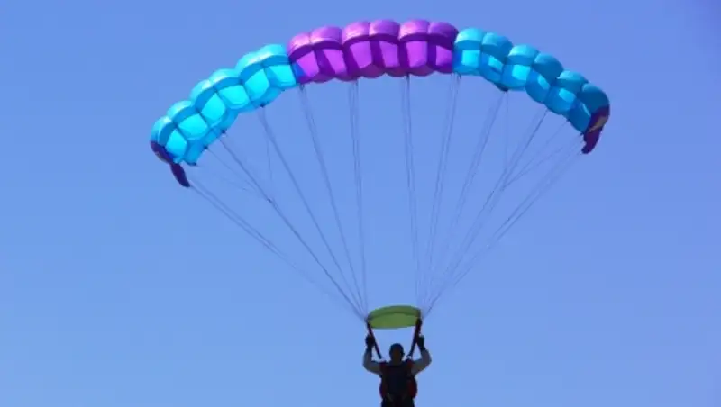 Чемпионы международных соревнований в парашютном спорте тренируют военнослужащих