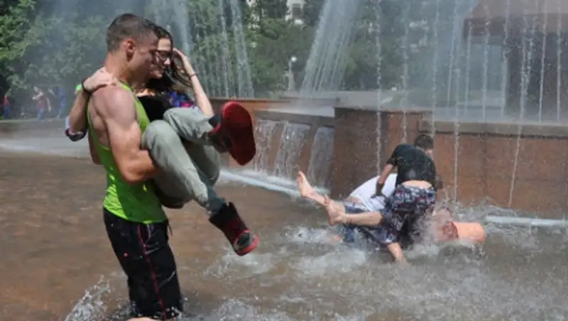 Алматинцев просят не купаться в фонтанах