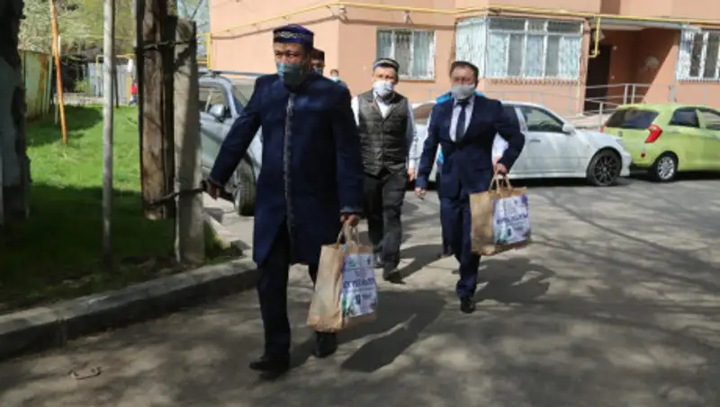Центральная мечеть Алматы раздала продукты питания малоимущим семьям