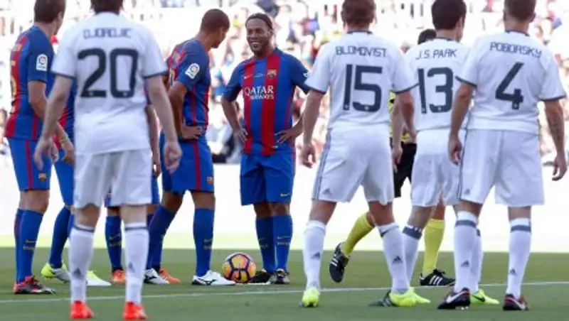 Роналдиньо отметился фирменным финтом в матче легенд «Барселоны» и МЮ