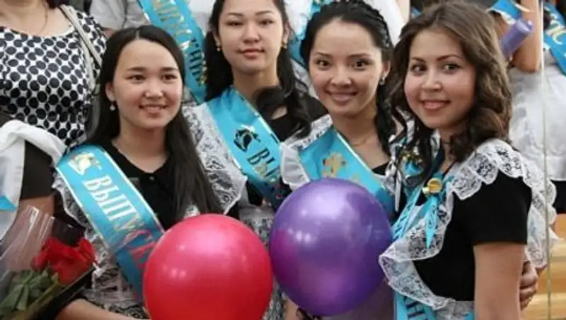 Для выпускников Актау прозвенел последний звонок