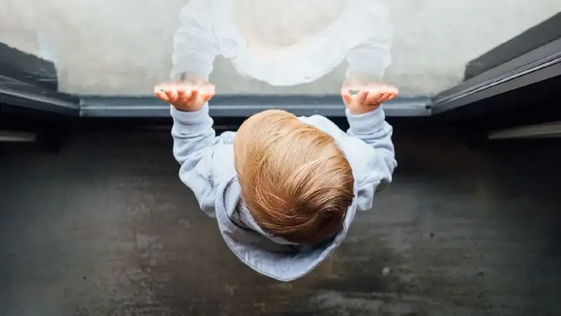 Рискуя жизнью: астанчанин спас малышку с восьмого этажа