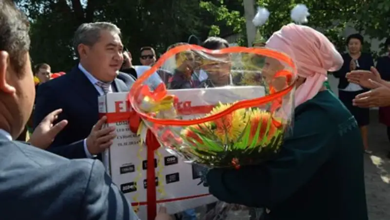 В Алматинской области еще 15 многодетным семьям подарили квартиры