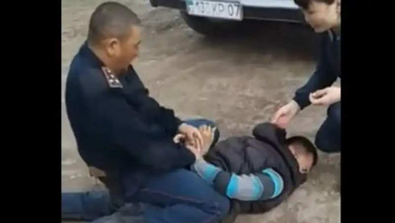 Участковый из ЗКО, которого обвиняют в избиении мужчины, прокомментировал ситуацию