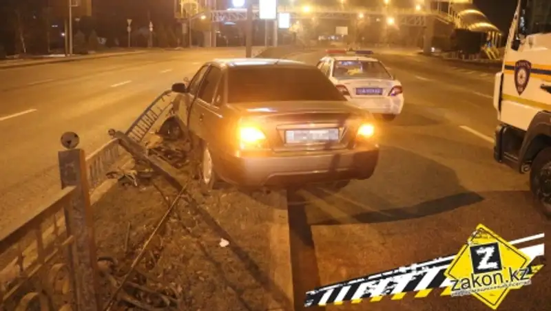 В Алматы ранним субботним утром уснувший водитель Дэу вылетел с дороги