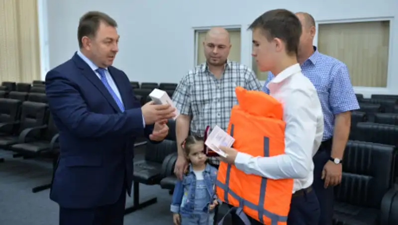 Школьника в Нур-Султане наградили за спасение утопающего