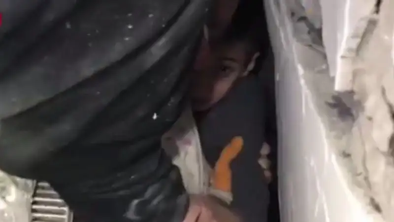 114 часов под завалами — в Турции спасли 10-летнего мальчика