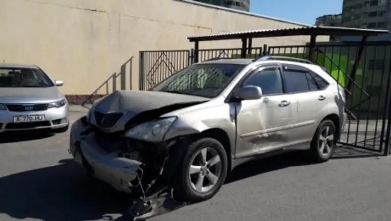 Предположительно пьяная компания на Lexus протаранила припаркованные авто и сбила человека