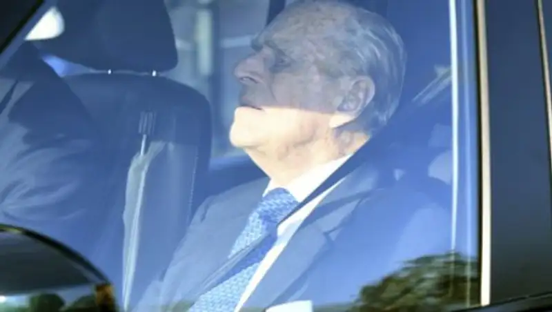 97-летний муж Елизаветы II отказался водить машину и отдал права