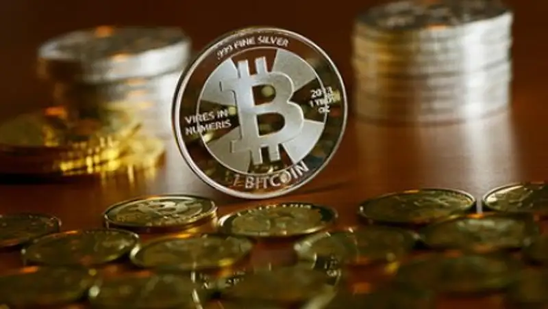 Стоимость биткоина рухнула на 30%