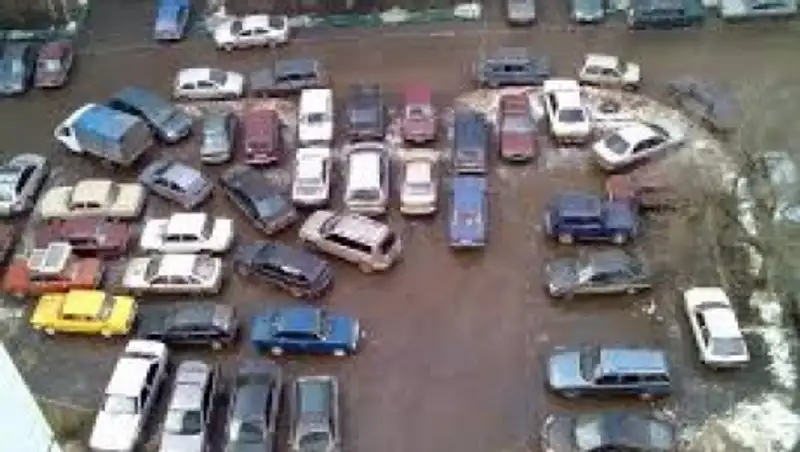 Строить автомобильные стоянки во дворах призывает аким Усть-Каменогорска