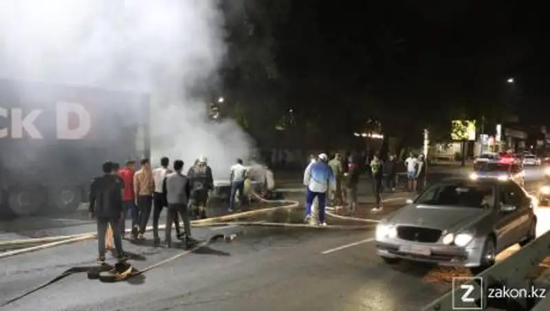 В Алматы дотла сгорел Volkswagen