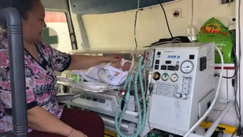 Родившегося раньше срока малыша доставили в Казахстан из Кыргызстана