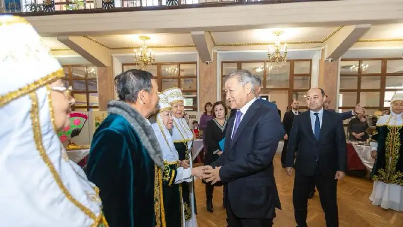 Представителей этнокультурных объединений ВКО поздравили с Днем Республики