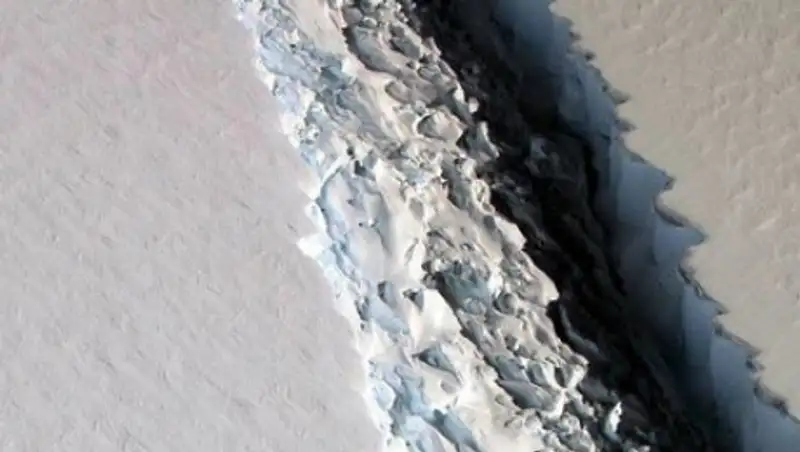 В Антарктиде обнаружили новую гигантскую трещину