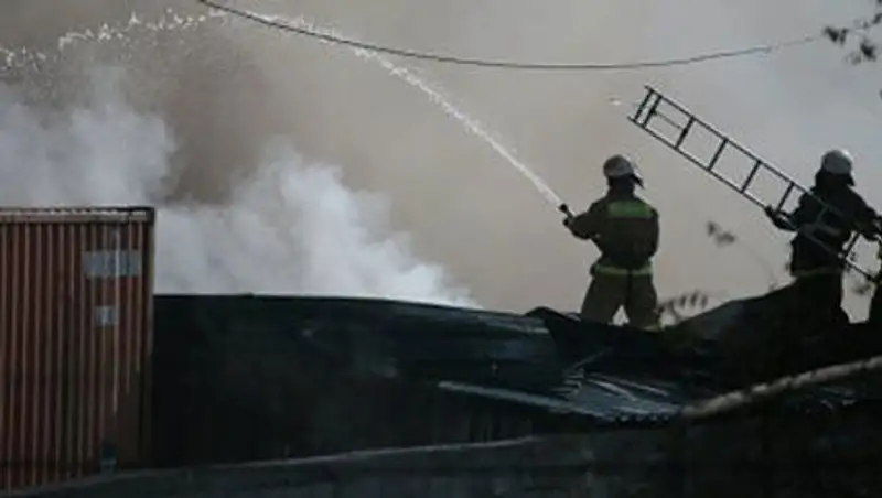 Завод тяжелого машиностроения горит в Алматы