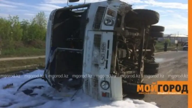 Пьяный кондуктор автобуса допустил столкновение с «Мерседесом» в ЗКО