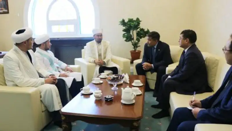 Министр по делам религий Казахстана посетил главную мечеть страны