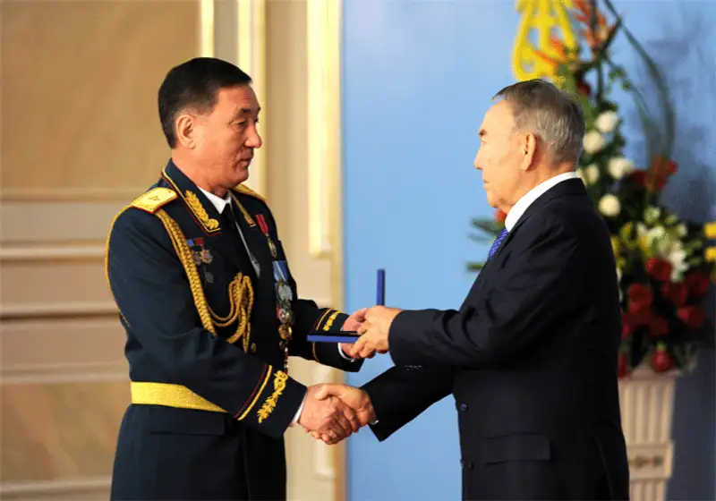 Глава государства вручил государственные награды военнослужащим