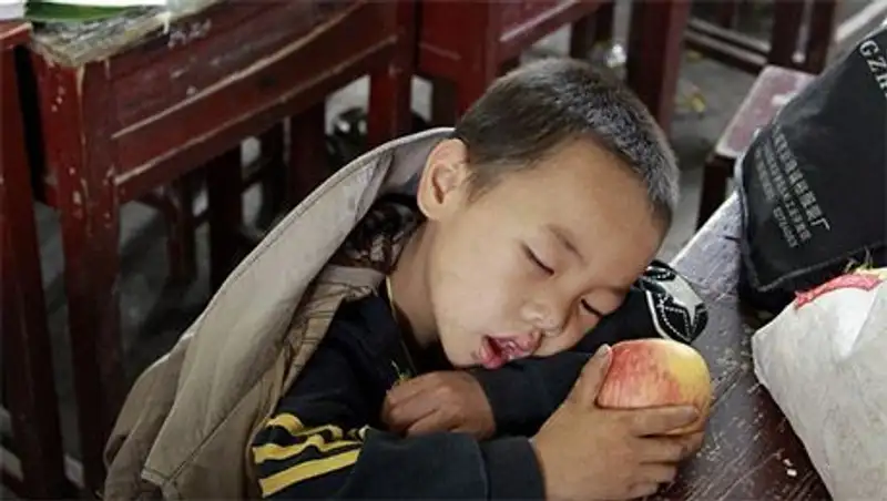 Около 400 школьников и учителей заблокированы наводнением на юго-западе Китая