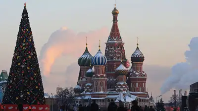 В Москве неизвестный пытался поджечь елку на Красной площади, фото - Новости Zakon.kz от 31.12.2022 04:00