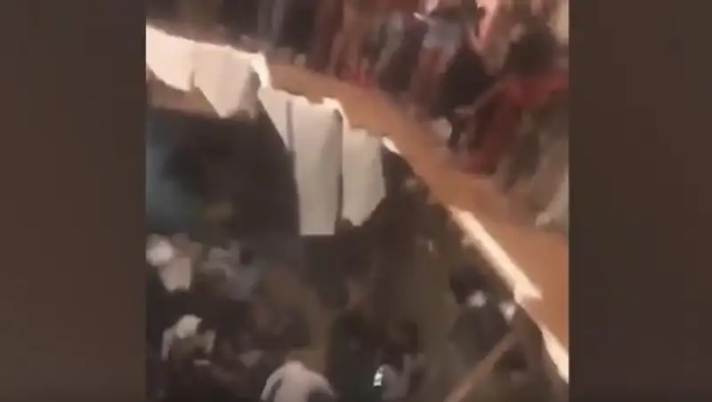 Обрушение пола на вечеринке в США, где пострадали 30 человек, попало на видео