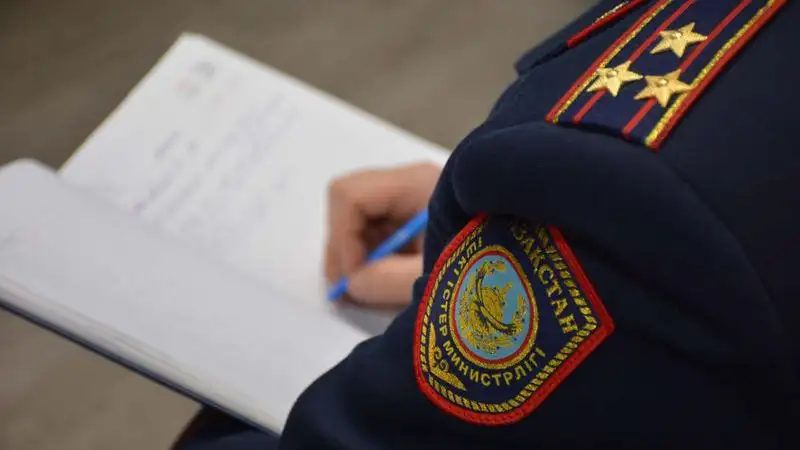 Видео с поцелуем мужчин в лифте Астаны: заведено уголовное дело