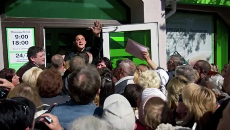 Жители Смоленска массово снимают деньги с банковских счетов