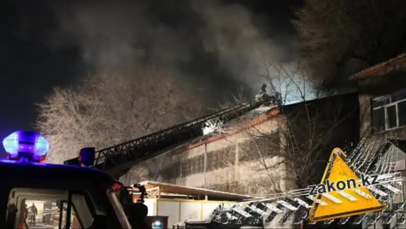 В Алматы сгорел цех по производству металлических изделий