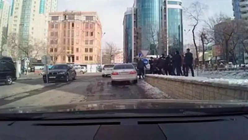 В Алматы задержаны участники массовой потасовки около "Достык Плаза"