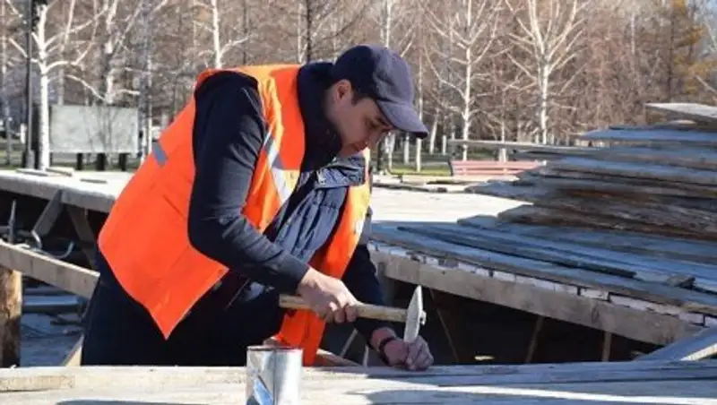 Отбывающий наказание замакима очистил фонтан в Усть-Каменогорске