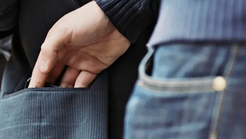 При краже сотового телефона пишите заявление оператору сотовой связи о блокировке