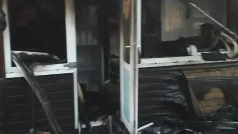 Огонь с загоревшегося кафе в Алматы перебросился на магазин