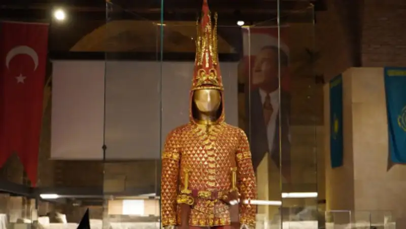 Золотой человек шествует по музеям мира