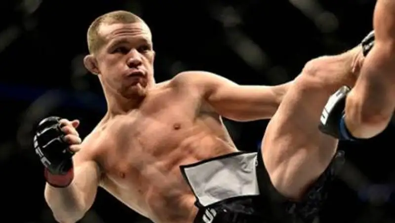 Петр Ян потерял свой титул чемпиона UFC после запрещенного удара