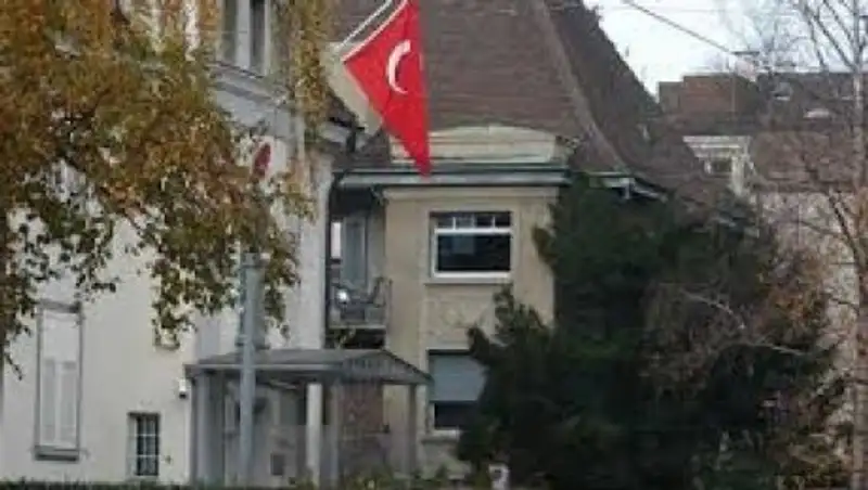 Неизвестные обстреляли фейерверками генкосульство Турции в Цюрихе 