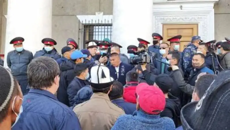 Неизвестные пытаются пробиться в здание мэрии Бишкека