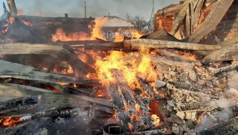 Когда нет выхода. Пожарные ВКО тушили горящий дом снегом