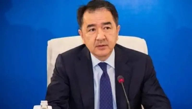 Премьер РК поручил активизировать работу в отраслях, где имеется снижение