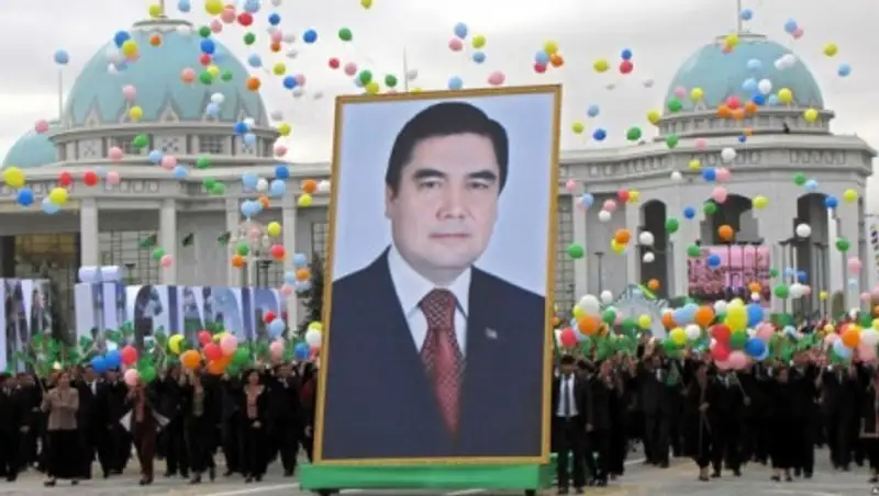 В Туркменистане школьники сдают деньги на флаг и портреты президента