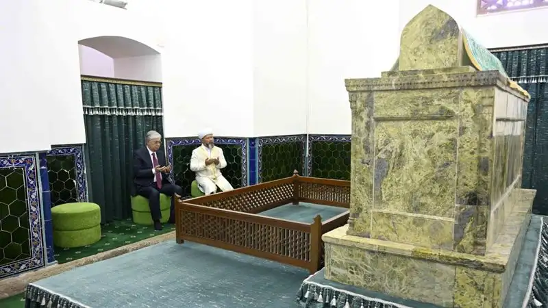 Токаев посетил мавзолей Ходжи Ахмеда Яссауи