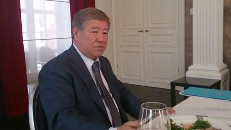 В Алматы аким А.Есимов обедает с блогерами в дорогом ресторане