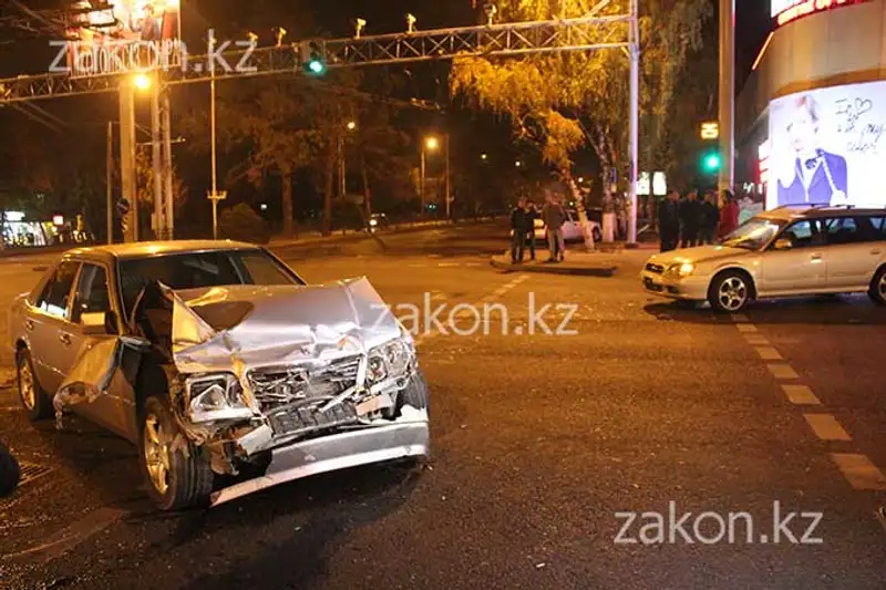 Водитель Мерседеса протаранил Субару, водитель которого поздно совершил левый поворот (фото) Водитель Мерседеса протаранил Субару, водитель которого поздно совершил левый поворот (фото), фото - Новости Zakon.kz от 07.11.2013 18:43