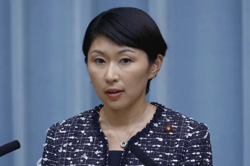 Министр экономики Японии ушла в отставку из-за расходов на макияж