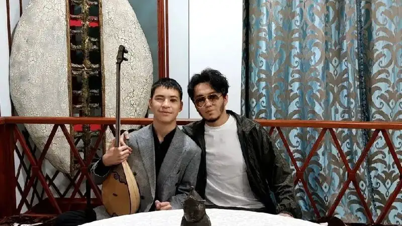 Незрячий подросток-домбрист сыграл с Димашем