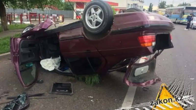 В Алматы водитель BMW уснул за рулем и снес столб электропередач